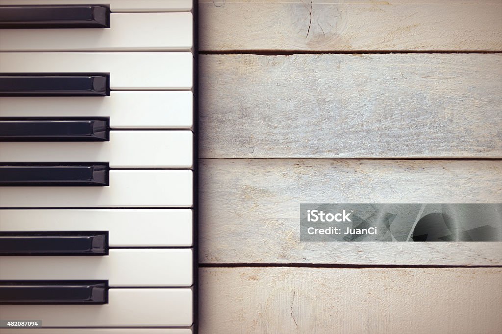 Inspirational fondo con un piano en una mesa de madera y Cómo componer. - Foto de stock de 2015 libre de derechos