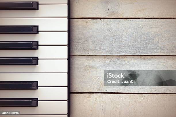 Inspirational Fondo Con Un Piano En Una Mesa De Madera Y Cómo Componer Foto de stock y más banco de imágenes de 2015