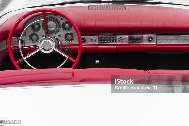 Foto de Volante E Do Painel De Um Velho Retro Amercan Car e mais fotos de stock de Carro antigo - Carro antigo, Velocímetro, 1950-1959