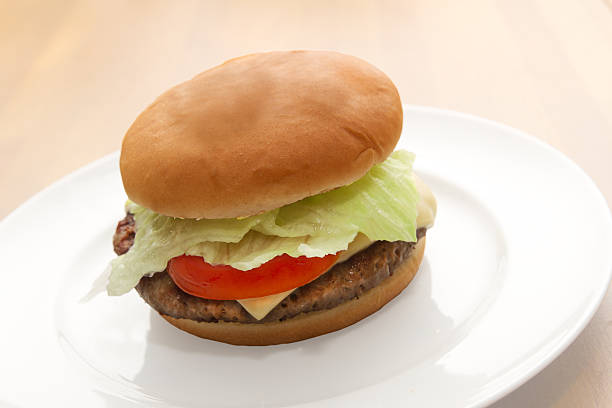 cheeseburger - kalorienbombe foto e immagini stock