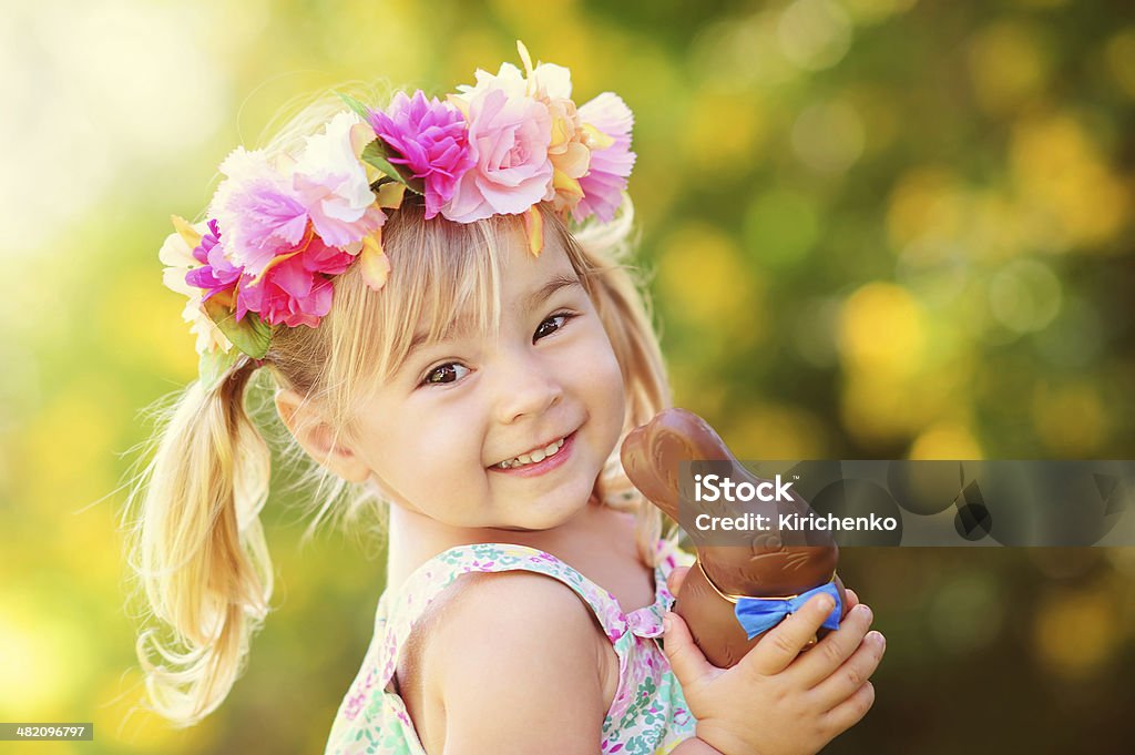 Süße Ostern-Mädchen mit Schokolade bunny - Lizenzfrei Ostern Stock-Foto