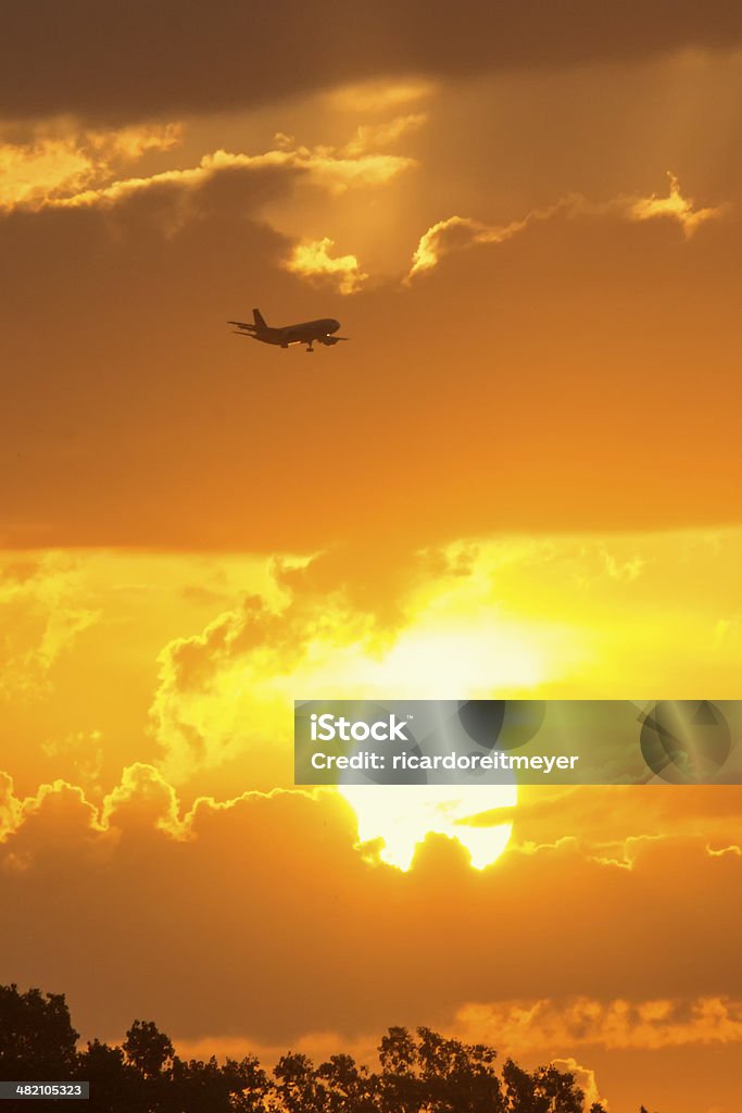 Aeronave comercial grande na abordagem do nascer do sol de verão acima - Foto de stock de Amarelo royalty-free