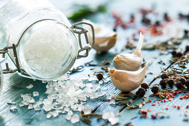オーガニックの海の塩、スパイス各種 - garlic salt ストックフォトと画像