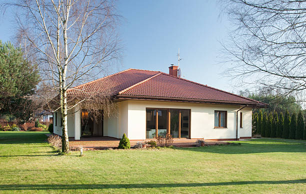 maison individuelle à journée ensoleillée - detached house house cottage home interior photos et images de collection