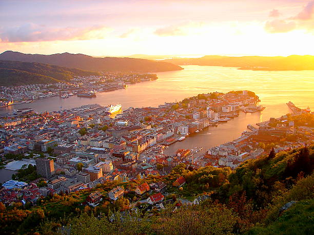 bergen, fjords gateway, espectacular vista panorámica de la puesta del sol, noruega, países nórdicos - sol de medianoche fotografías e imágenes de stock