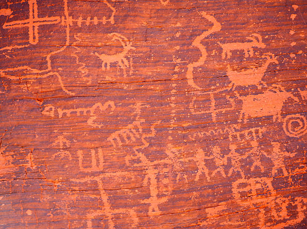 atlatl rock petroglyphs w park stanowy valley of fire - cave painting prehistoric art north american tribal culture nevada zdjęcia i obrazy z banku zdjęć