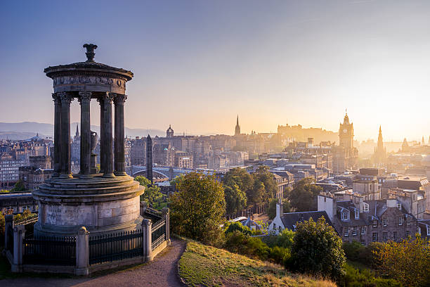 la ciudad de edimburgo y en invierno desde calton hill, escocia, en el reino unido - edinburgh fotografías e imágenes de stock