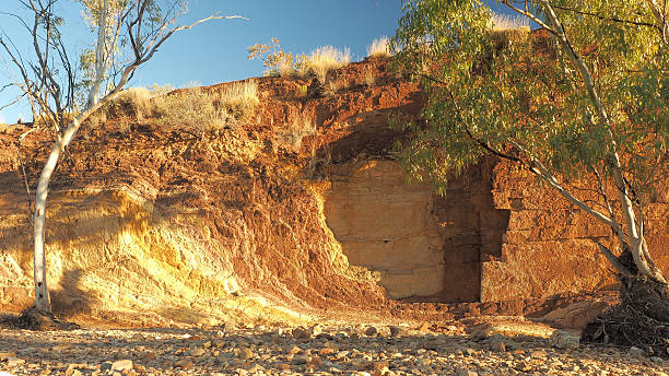 охра линии в банках из крик на закате - aboriginal art australia cave painting стоковые фото и изображения