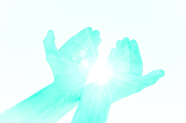 simbólico manos con luz - chakra ayurveda recovery herbal medicine fotografías e imágenes de stock