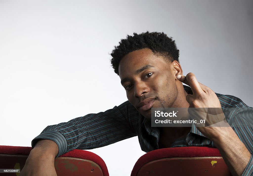 Afro-american man en un teatro aislado sobre fondo blanco - Foto de stock de 20-24 años libre de derechos