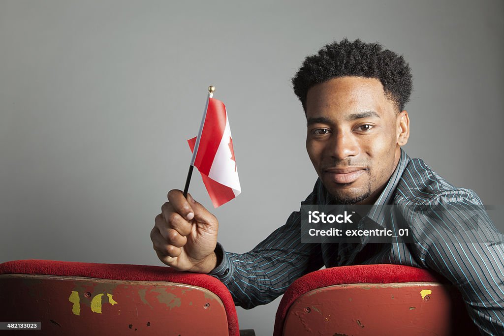 Homme Afro-américain dans un théâtre, isolé sur fond blanc - Photo de Drapeau canadien libre de droits