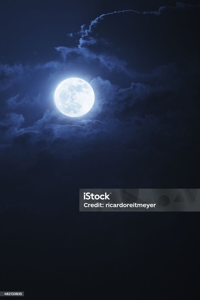 Incredibile notte, nuvole e cielo con bella blu Luna piena - Foto stock royalty-free di Luna
