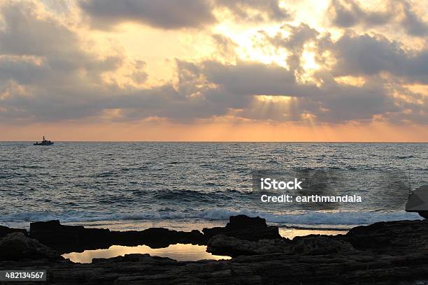 Mediterráneo Vista Del Atardecer De Israel Foto de stock y más banco de imágenes de Sur del Líbano - Sur del Líbano, Aire libre, Buque militar