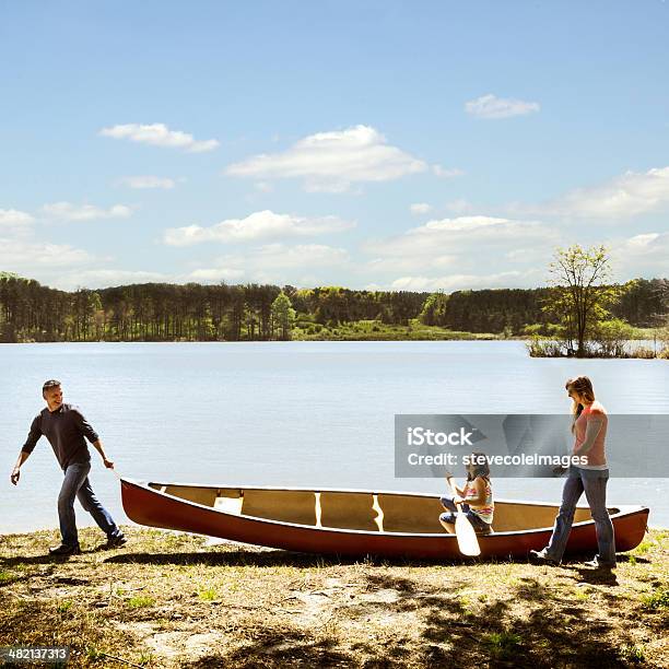 Photo libre de droit de Famille De Canoë banque d'images et plus d'images libres de droit de Adulte - Adulte, Aventure, Couple hétérosexuel