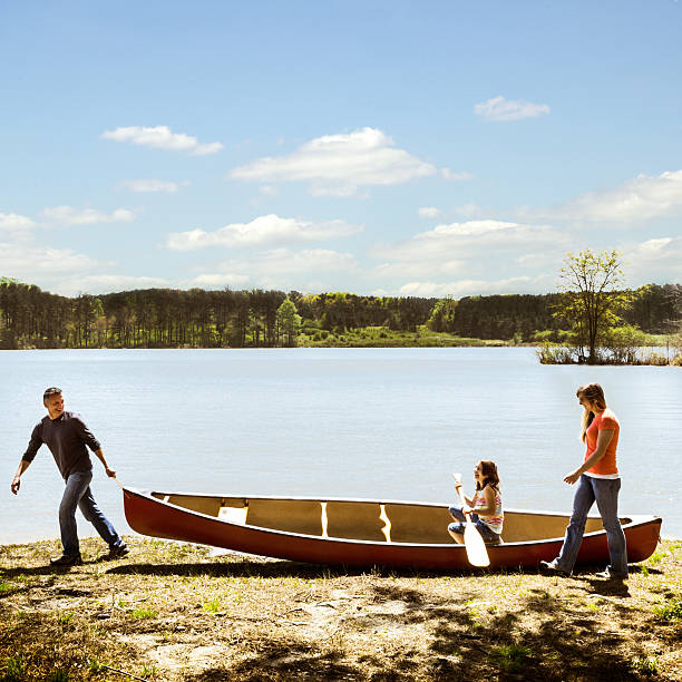 istock Family and Canoe 482137313