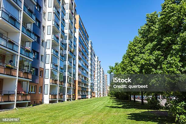 Apartment Block Stockfoto und mehr Bilder von Außenaufnahme von Gebäuden - Außenaufnahme von Gebäuden, Balkon, Baum