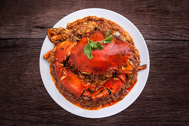 chilli-krabben asiatischen küche. - krabben meeresfrüchte stock-fotos und bilder