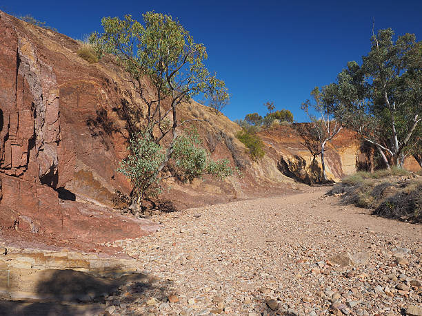 ry creek подкладка с охра точечной коррозии - aboriginal art australia cave painting стоковые фото и изображения