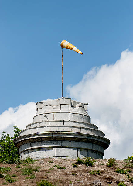 바람자루 굴절률은 스톤 타워 - windsock sky natural phenomenon gale 뉴스 사진 이미지