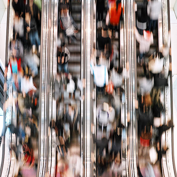 hora pico - escalator people city blurred motion fotografías e imágenes de stock