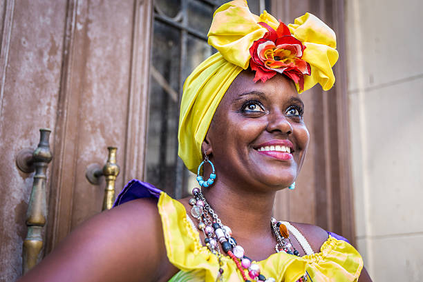 cubano retrato de mujer africana sonriente mirando a la cámara - trajes tipicos colombianos fotografías e imágenes de stock
