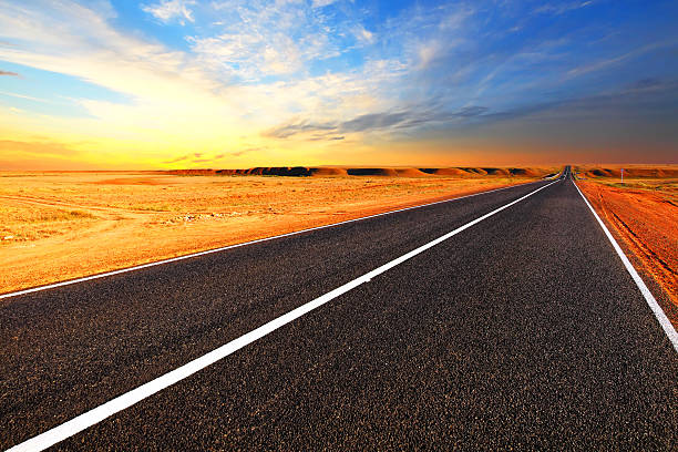 abierto camino. el autobahn en el desierto. - desert road road urban road desert fotografías e imágenes de stock