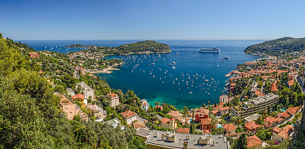 high level panorama von viilefranche côte d'azur - villefranche sur mer stock-fotos und bilder