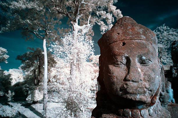 cerca de infrarrojos templo de angkor thom, cerca de siem reap, camboya - ankor fotografías e imágenes de stock