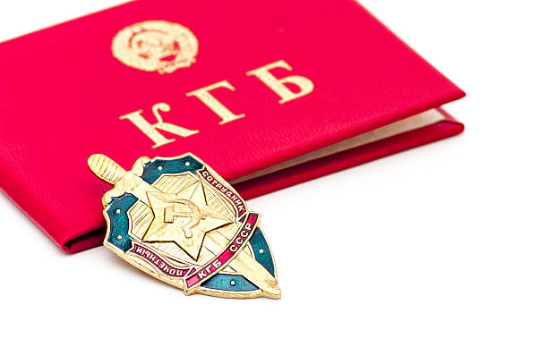 Escudo da KGB e livro de identidade - foto de acervo