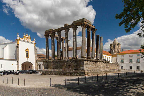 tempio romano di diana, evora, portogallo - unesco world heritage site cloud day sunlight foto e immagini stock