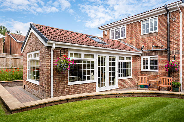 Modern Sunroom external Modern Sunroom or conservatory extending into the garden, surrounded by a block paved patio home extension stock pictures, royalty-free photos & images
