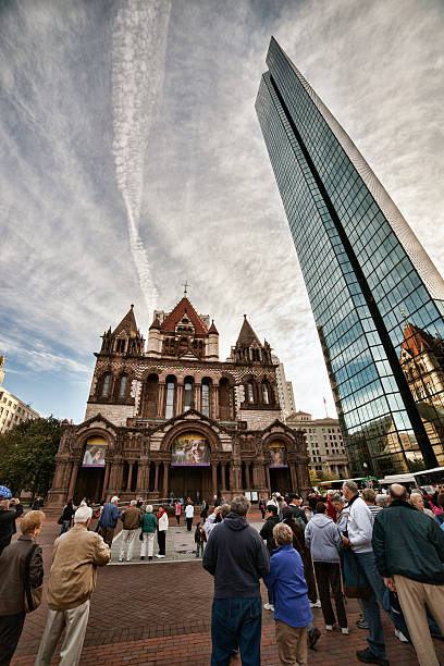 turistas em copely quadrado, tritinty torre de igreja e john hancock - boston church famous place john hancock tower imagens e fotografias de stock