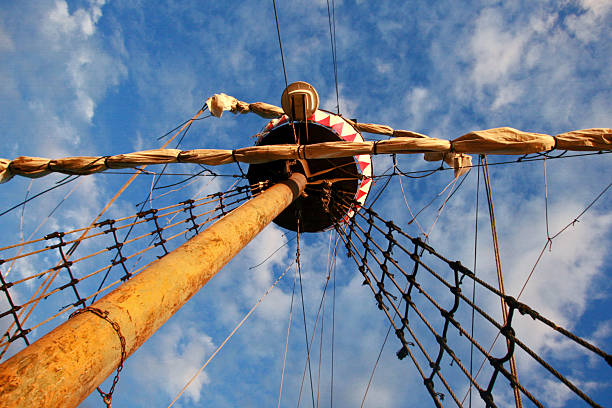 barca a vela vele furled di tela e complicato corda - crows nest foto e immagini stock