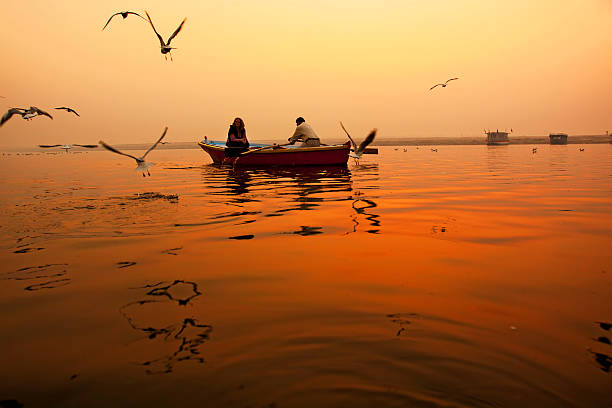 manhã cedo cena com pássaros e barcos em varanasi, - morning river ganges river varanasi imagens e fotografias de stock