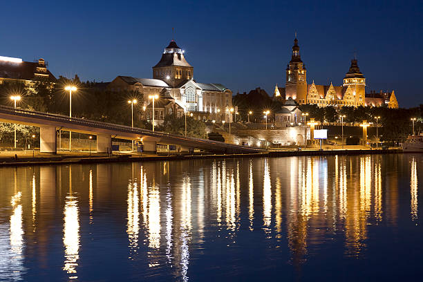 chrobry en terraplén en noche, szczecin, polonia. - odra river fotografías e imágenes de stock