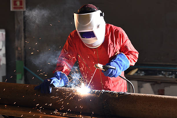 soldas engenheiro de - grinding steel sparks cutting - fotografias e filmes do acervo