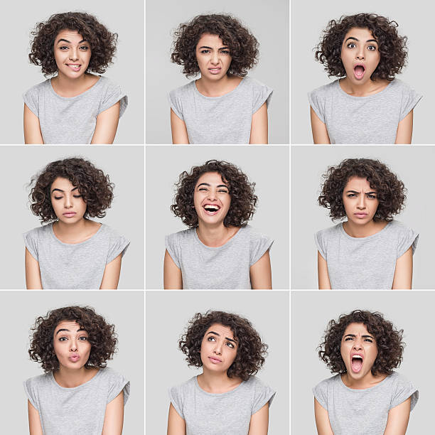 Junge Frau, die neun verschiedene Gesichtsausdrücke macht, Studioaufnahme. Aufgenommen mit Hasselblad 50C und entwickelt aus Raw