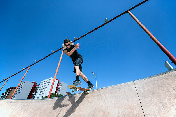 istock Young man skating in the city 482203392