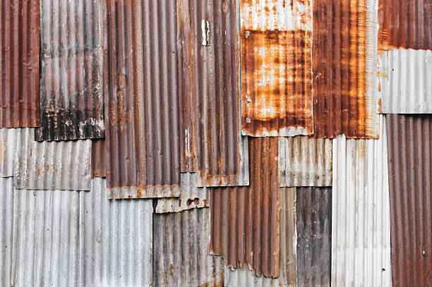 compone de patrón de fondo ondulado oxidadas paneles de metal - corrugated iron rust rusty metal fotografías e imágenes de stock