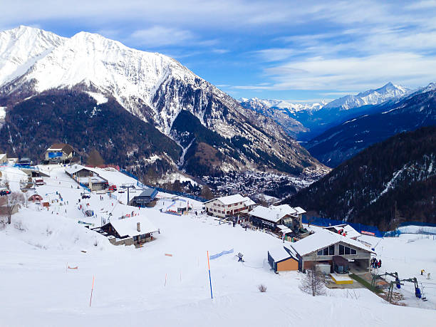 montanhas, restaurantes, cadeira elevadores e estação de bonde de - courmayeur european alps mont blanc mountain - fotografias e filmes do acervo