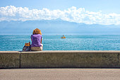 frau-in-lausanne-quay-der-genfer-see-im-