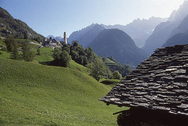 ver em pastagens alpinas suíça aldeia italiana soglio suíça de utilização en am - engadine switzerland village church imagens e fotografias de stock