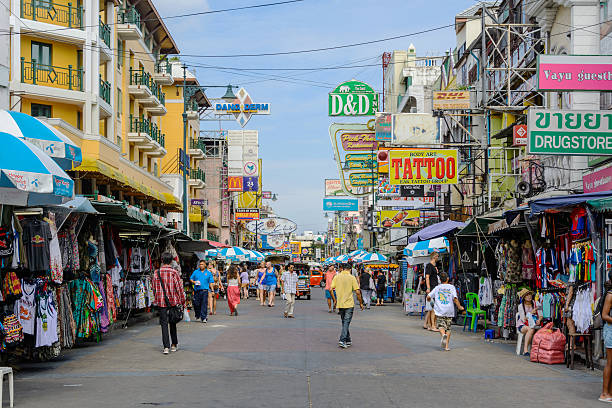 backpacke haven los turistas caminando por la calle khao san en bangkok - khao san road fotografías e imágenes de stock