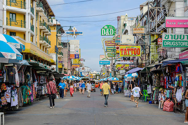 touristes marcher sur backpacke haven khaosan road à bangkok - khao san road photos et images de collection