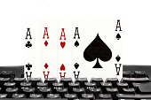 casino-pokertische-vier-art-aces-karten-