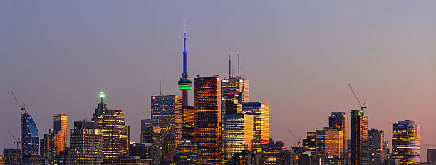 toronto skyline panorama tramonto - toronto skyline cn tower night foto e immagini stock