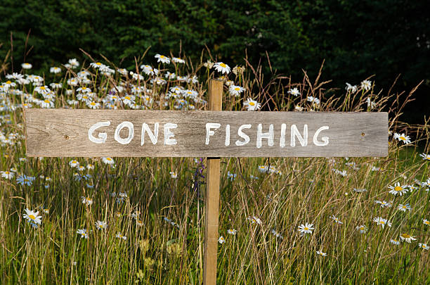 dấu hiệu câu cá đã biến mất giữa những bông hoa - gone fishing sign hình ảnh sẵn có, bức ảnh & hình ảnh trả phí bản quyền một lần