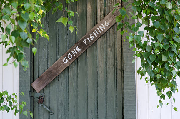 dấu hiệu câu cá đã biến mất ở cửa cũ - gone fishing sign hình ảnh sẵn có, bức ảnh & hình ảnh trả phí bản quyền một lần