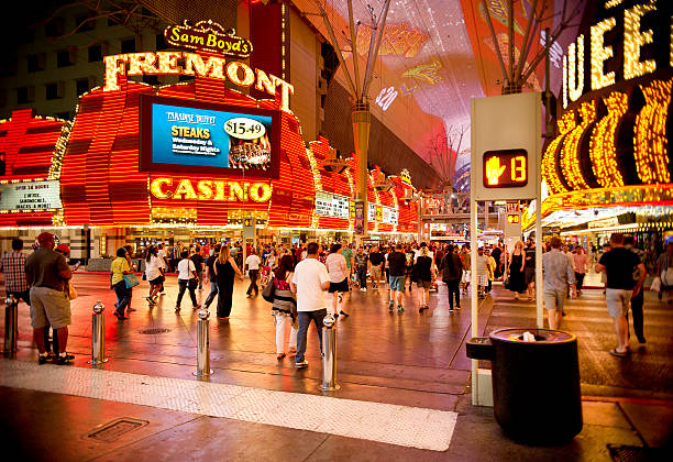 fremont rua no dia da independência de 2015 - downtown las vegas fremont street experience nevada las vegas metropolitan area imagens e fotografias de stock