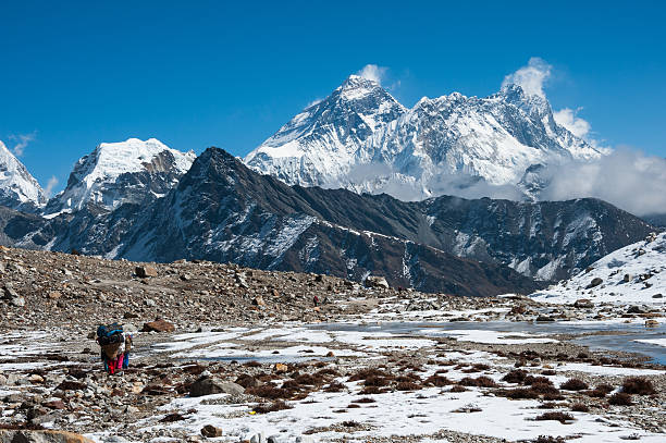 vista del monte everest da renjo pass, nepal - renjo la foto e immagini stock